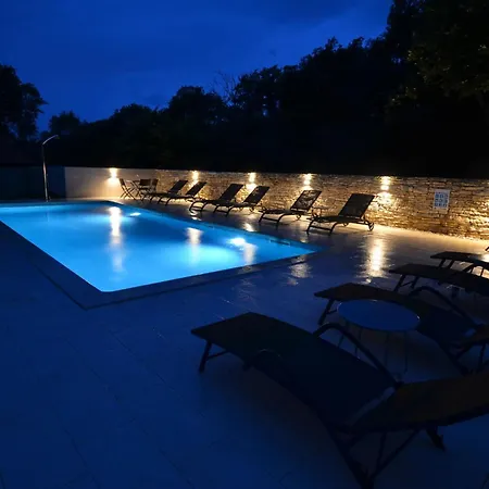 Tranquil Getaway With Shared Pool In Pensión Bale