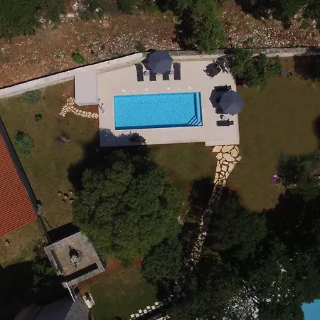 Tranquil Getaway With Shared Pool In 3* Bale