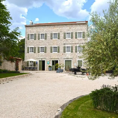 Tranquil Getaway With Shared Pool In 3* Bale