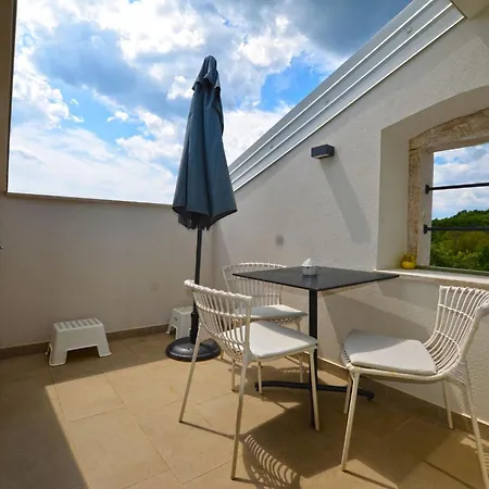 Tranquil Getaway With Shared Pool In Pensión Bale