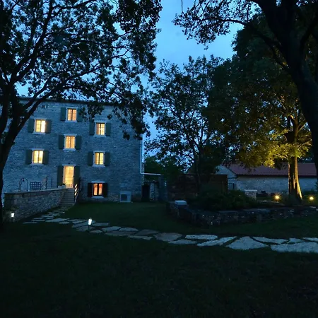 Tranquil Getaway With Shared Pool In Pensión
