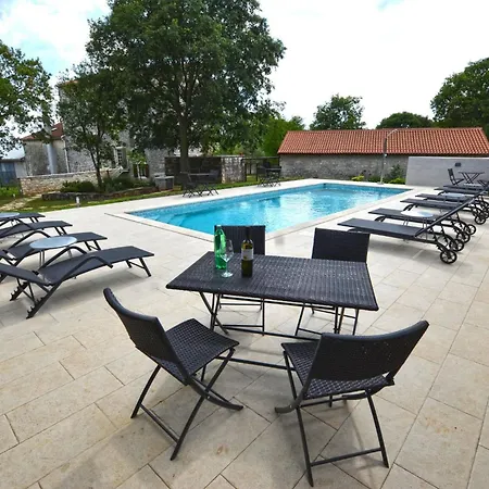 Pensión Tranquil Getaway With Shared Pool In 3*