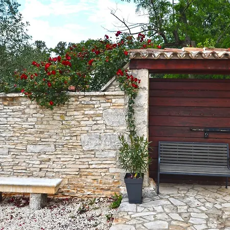 Tranquil Getaway With Shared Pool In 3*