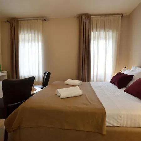Tranquil Getaway With Shared Pool In Guest house