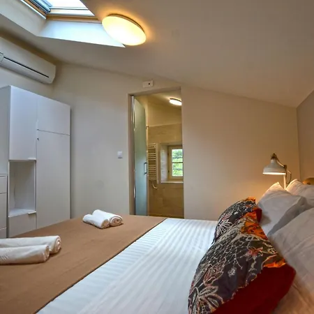 Tranquil Getaway With Shared Pool In Guest house *