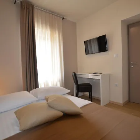 Tranquil Getaway With Shared Pool In Guest house *