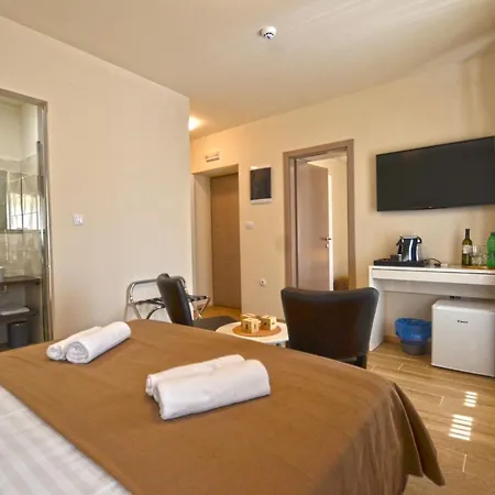 Tranquil Getaway With Shared Pool In Guest house *