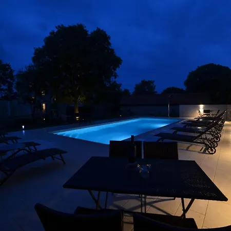 Tranquil Getaway With Shared Pool In Guest house *