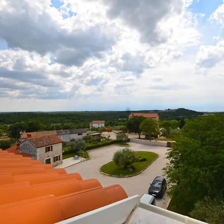 Tranquil Getaway With Shared Pool In Pensión *