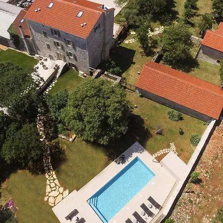 Tranquil Getaway With Shared Pool In