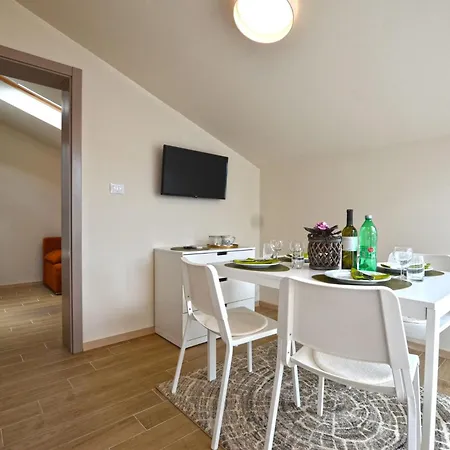 Tranquil Getaway With Shared Pool In Guest house *